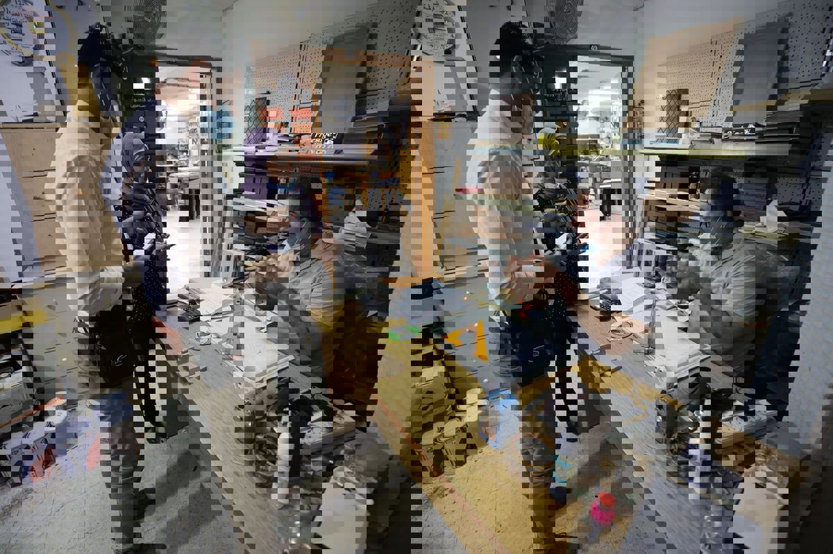 "الأب الروحي للصم والبكم".. من هو هاشم غزال الذي قتل في غزة؟ (صور)