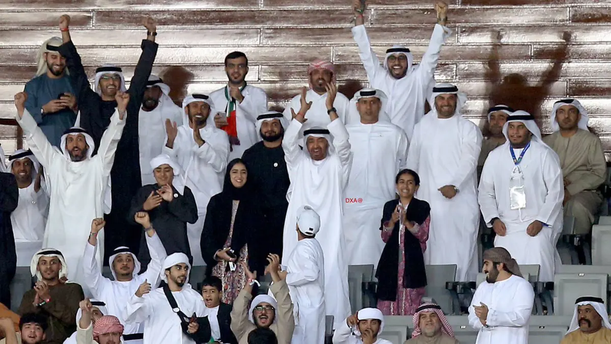 صورة احتفال محمد بن زايد تُزيّن غرفة ملابس لاعبي "الأبيض" قبل مباراة الإمارات ضد أستراليا 