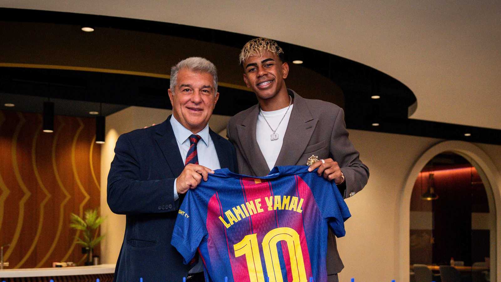 هل لامين يامال هو ميسي الجديد؟.. رئيس برشلونة يحسم الجدل