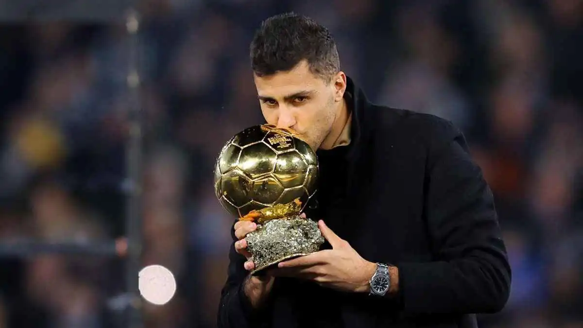 خطأ كبير.. هل اعترف رودري بـ"سرقة" الكرة الذهبية من فينيسيوس؟