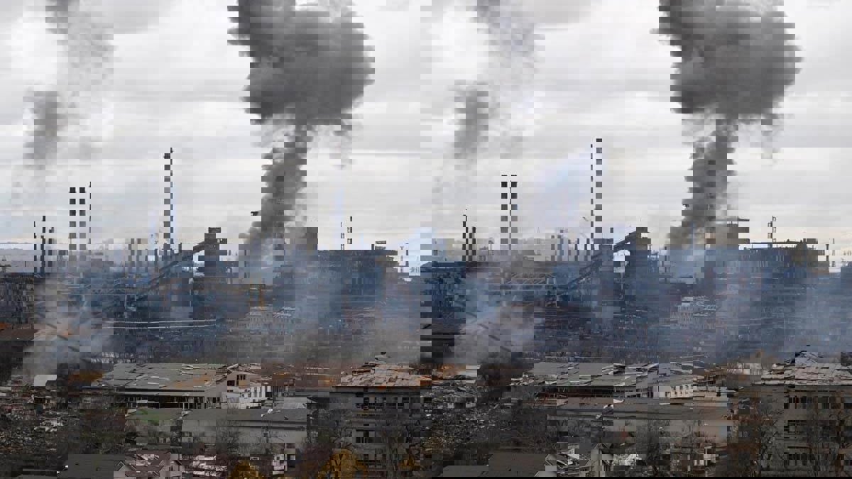 وكالة: حافلة تقل 12 مدنيا غادرت مصنع آزوفستال المحاصر في ماريوبول الأوكرانية