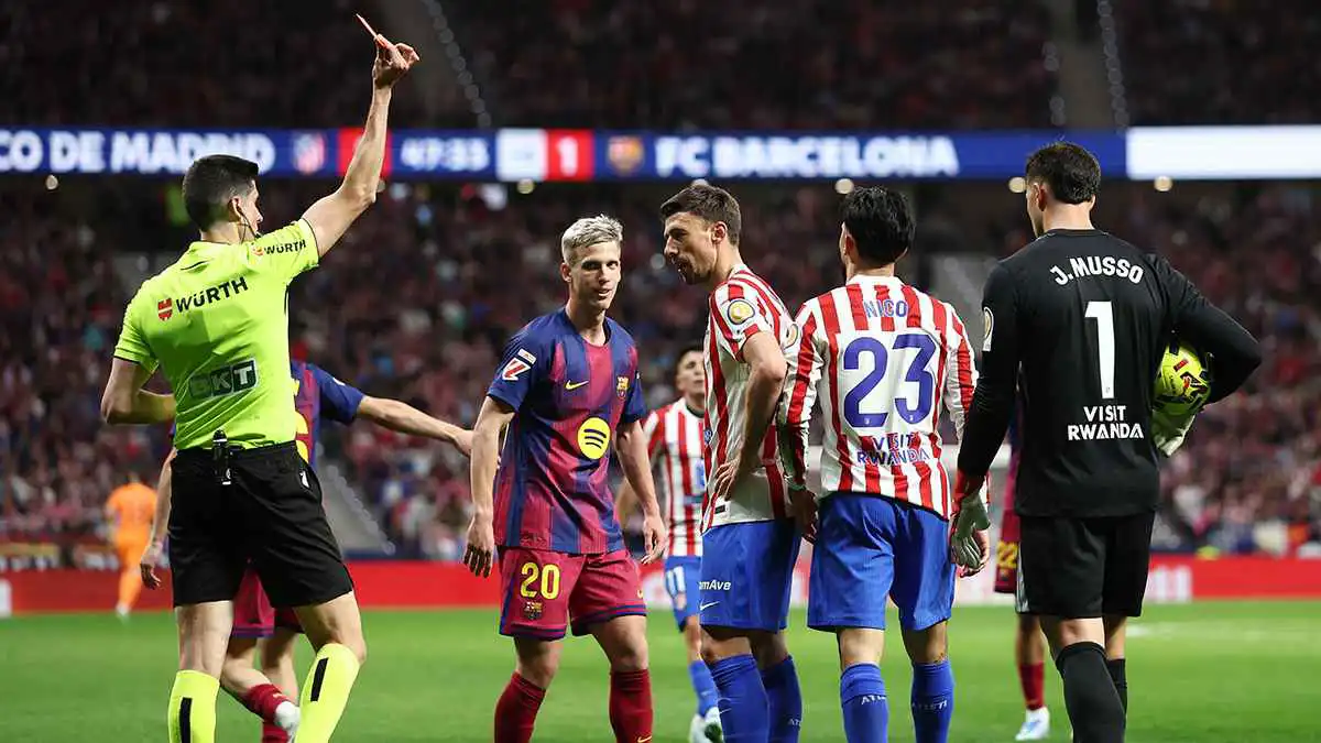 إيقاف حكم الـ"VAR" بعد جدل مباراة برشلونة وأتلتيكو مدريد