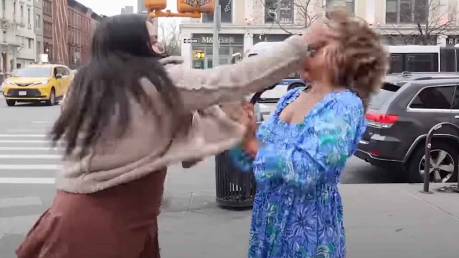 اعتداء عنيف على ناشطة أمريكية خلال مقابلة تلفزيونية (فيديو)