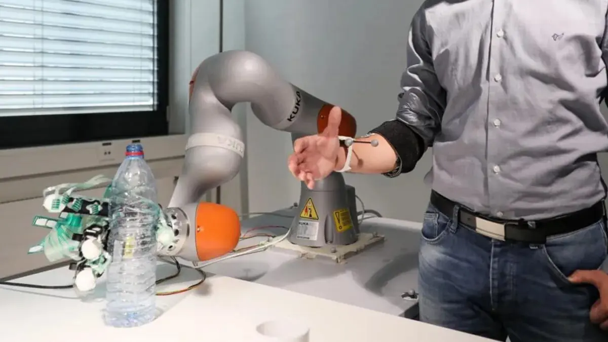 تطوير ذراع آلية قابلة للارتداء تساعد في تنفيذ المهام اليومية