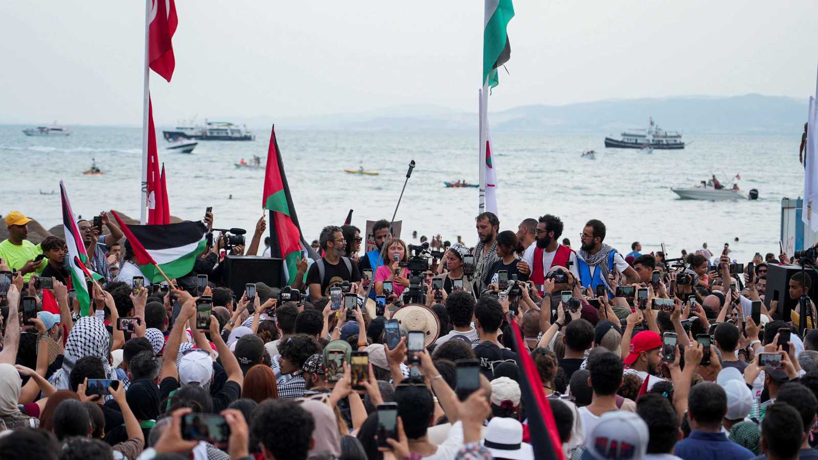 ناشطون في أسطول الصمود خلال مؤتمر صحفي على شواطئ تونس