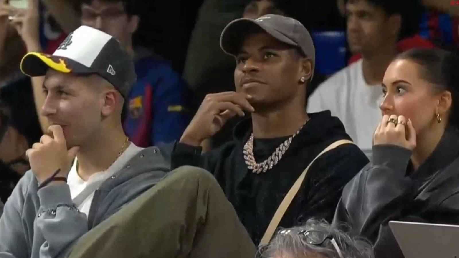 نجم برشلونة يتعرض لموقف محرج بسبب صديقة راشفورد (فيديو)