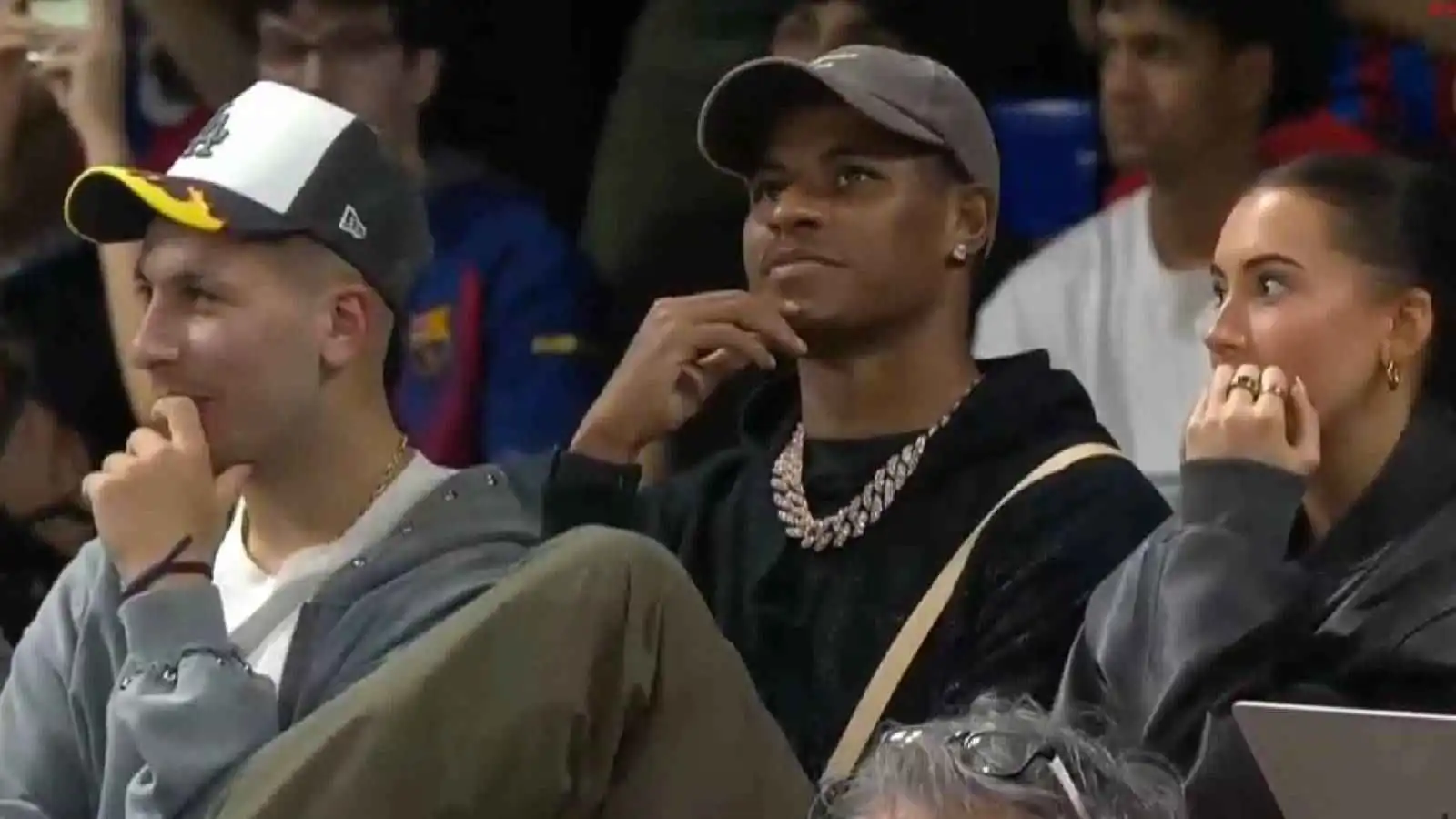 نجم برشلونة يتعرض لموقف محرج بسبب صديقة راشفورد (فيديو)