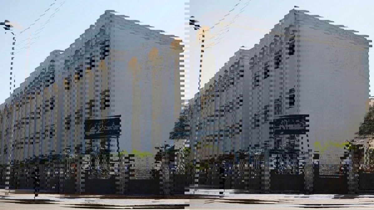 "الأزهر" تتراجع عن فصل "طالبة الحضن" بعد تدخل الطيب