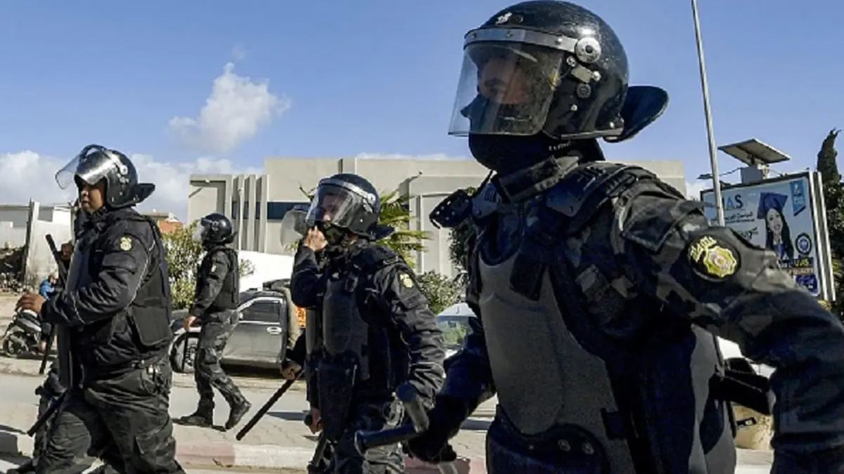 تونس.. تصاعد المواجهات في حي "التضامن" والأمن يستخدم الغاز المسيل للدموع 
