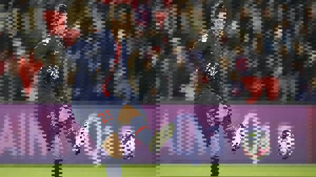 مانشستر يونايتد يشعل صراع أندية الدوري الإنجليزي على آدريان رابيو