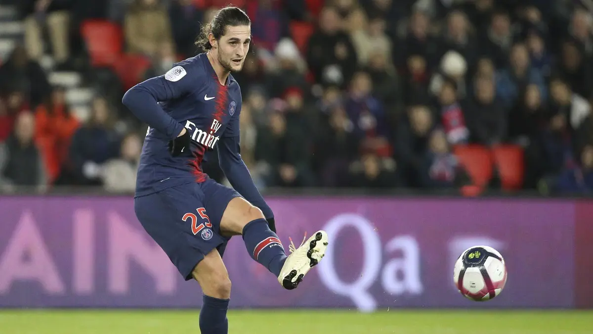 مانشستر يونايتد يشعل صراع أندية الدوري الإنجليزي على آدريان رابيو