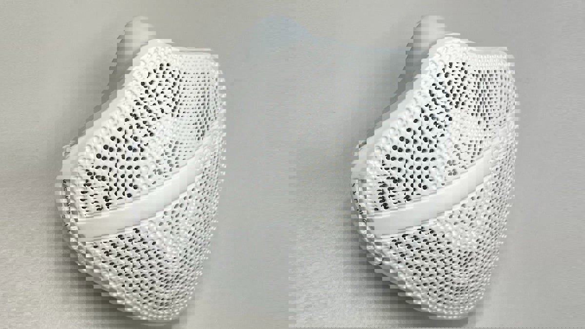 قناع للوجه يشحن نفسه ذاتيا عن طريق النفس