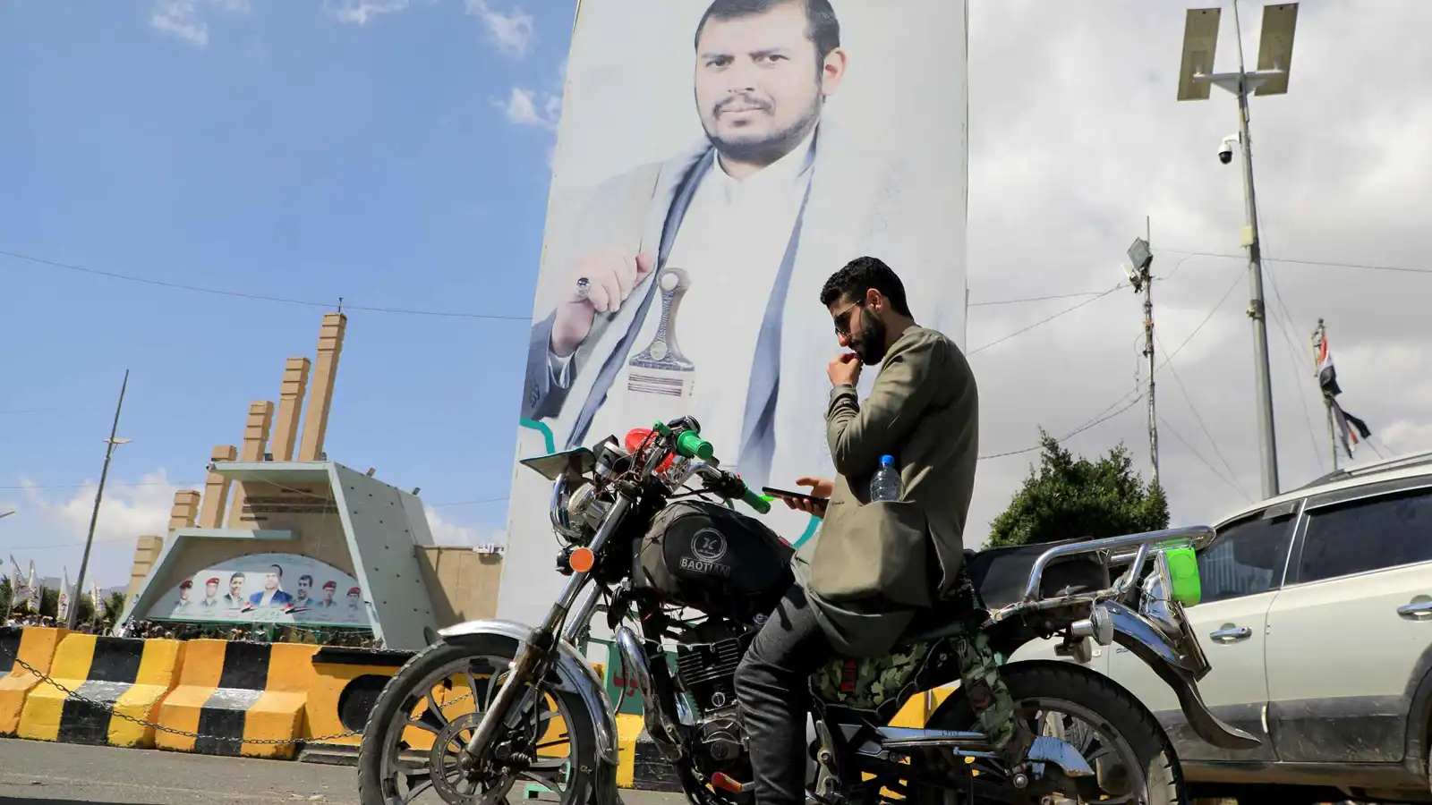 بالصواريخ والمسيرات.. الحوثيون يعلنون استهداف موقعين إسرائيليين