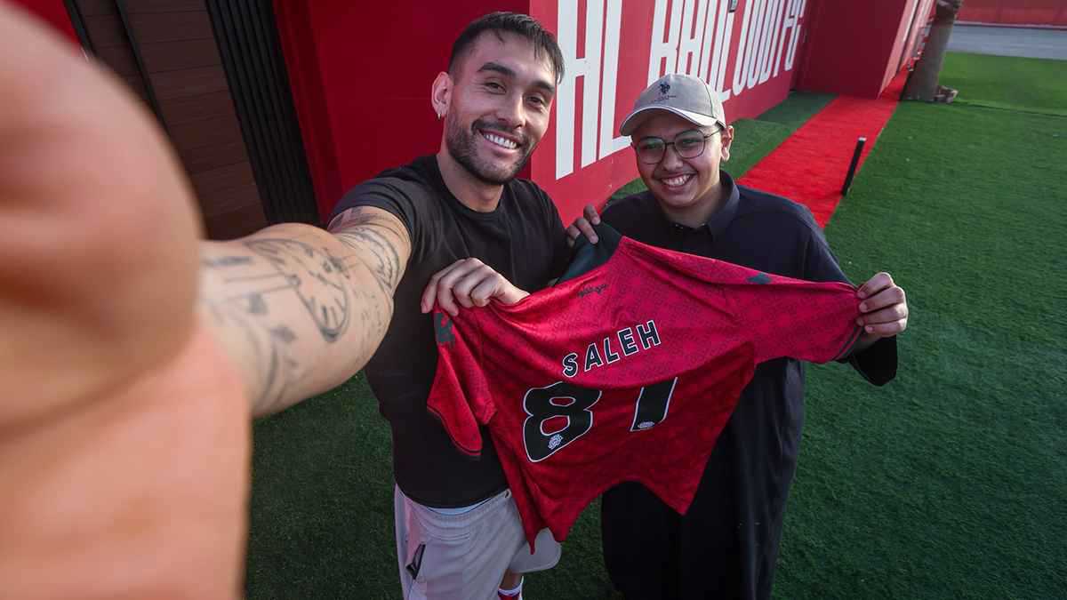 "نوّرت المكان".. حارس الخلود يستقبل حامل الكرات ويهديه قميصه (صور) 