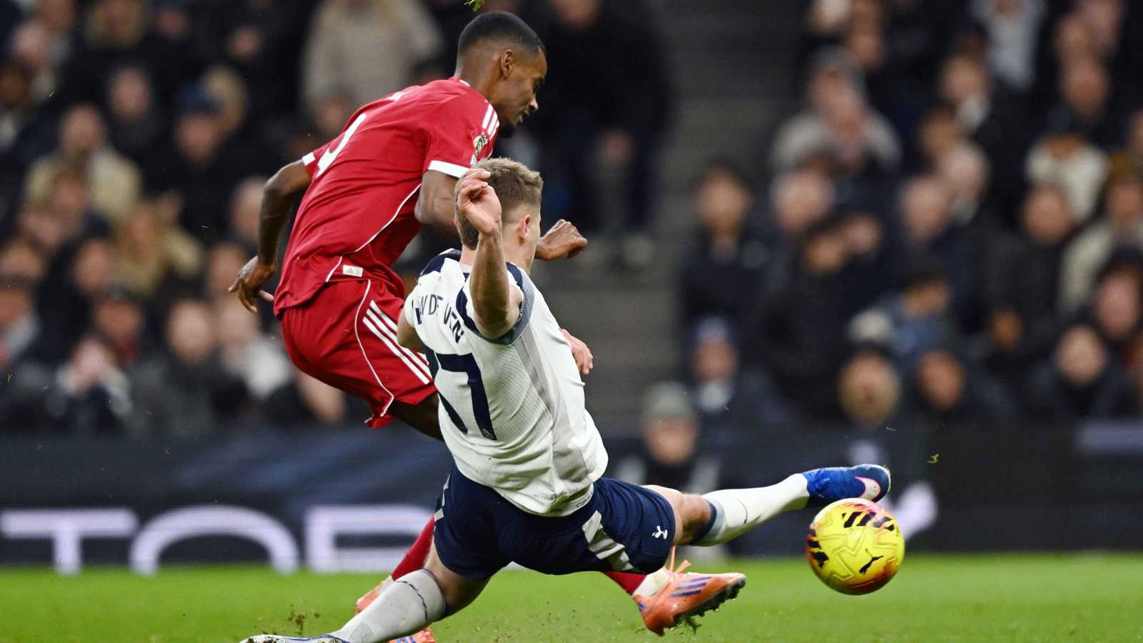 إصابة بكسر في الساق تهدّد بانتهاء موسم ألكسندر إيزاك مع ليفربول