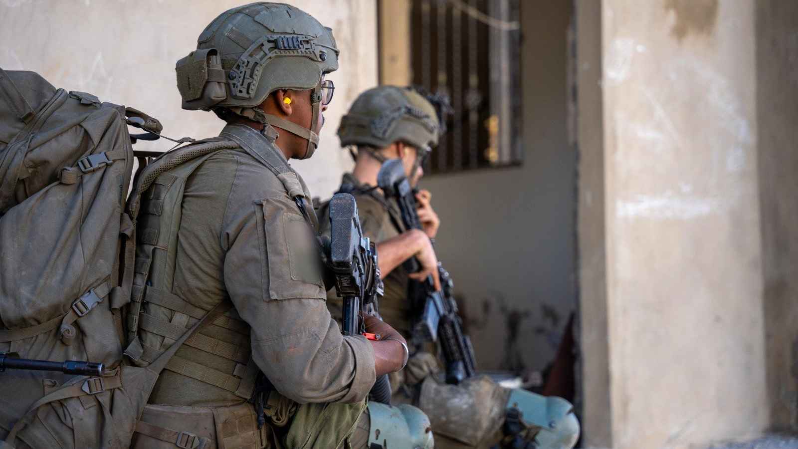 مخازن أسلحة.. إسرائيل تداهم مركزاً "هاماً" لحزب الله (فيديو)