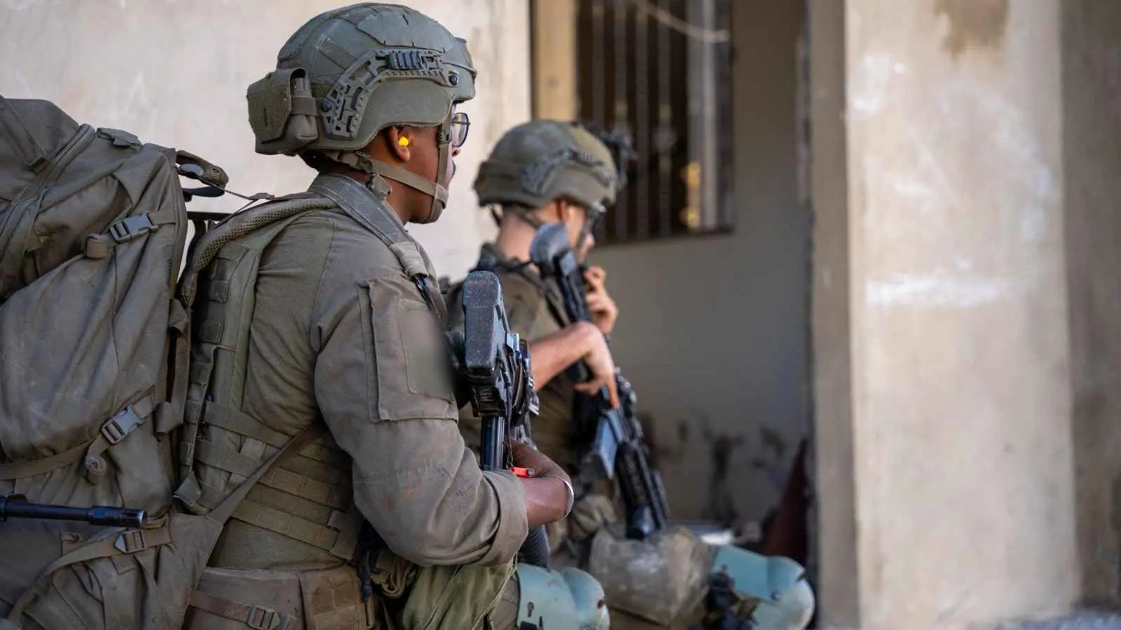 مخازن أسلحة.. إسرائيل تداهم مركزاً "هاماً" لحزب الله (فيديو)