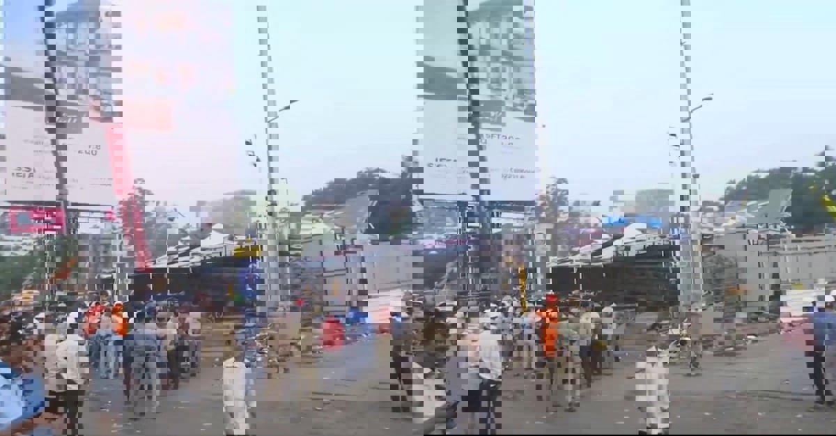 في حادثة مروعة.. انهيار لوحة إعلانية يوقع 14 قتيلاً في الهند (فيديو)