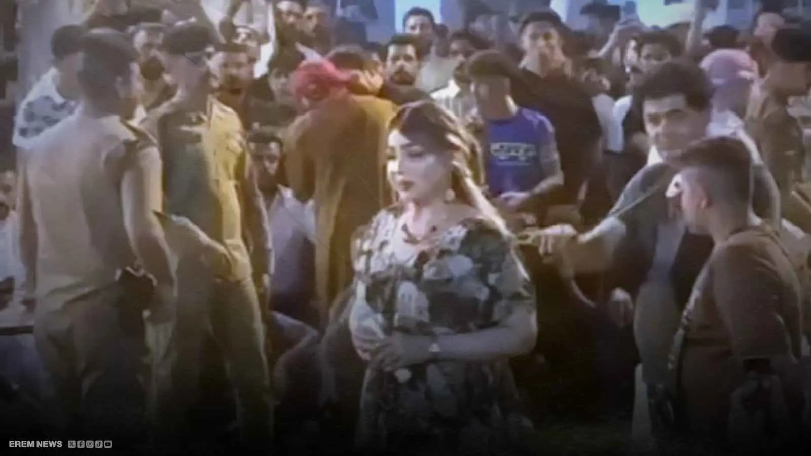 بسلاحهم وزيهم العسكري.. مغنية تقود ضباطاً عراقيين للتحقيق (فيديو إرم)