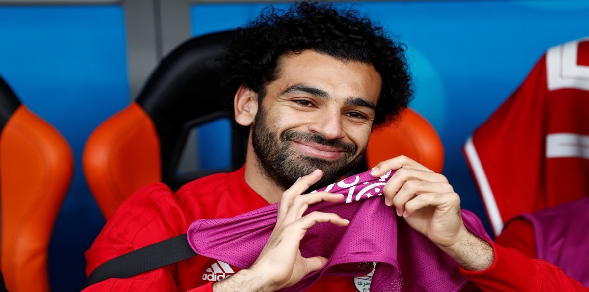 كأس العالم.. جماهير منتخب مصر تحتفل بعيد ميلاد صلاح في المدرجات (فيديو)