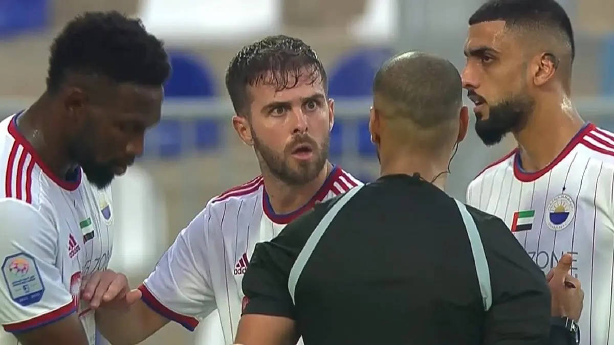 مباراة الشارقة ودبا الفجيرة.. طرد بيانيتش بعد تدخل متهور على منصور محمد عباس (فيديو)