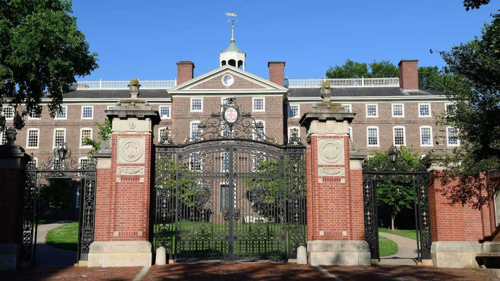 مقتل شخصين وإصابة آخرين بإطلاق نار في جامعة براون الأمريكية (فيديو)