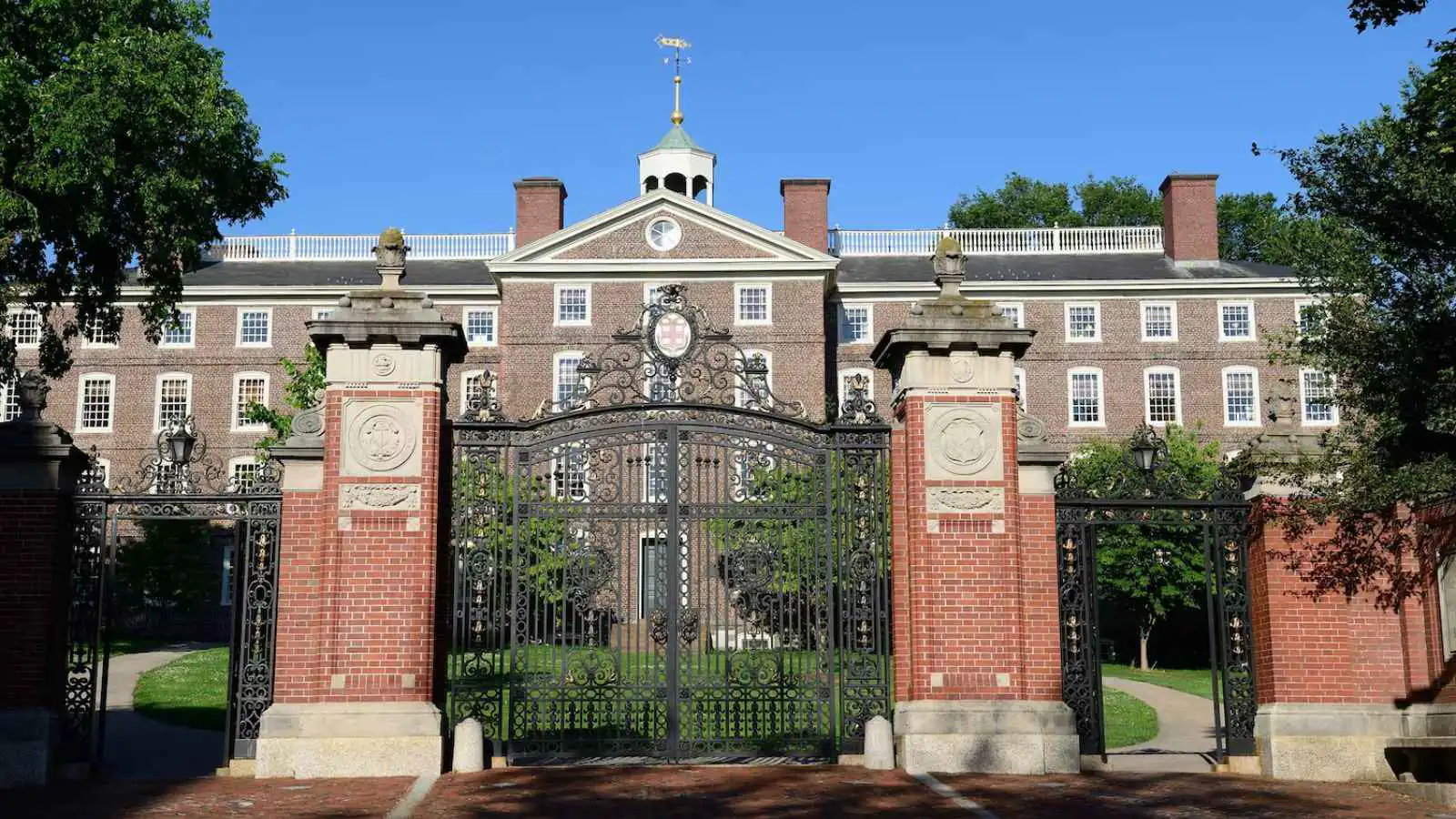 مقتل شخصين وإصابة آخرين بإطلاق نار في جامعة براون الأمريكية (فيديو)