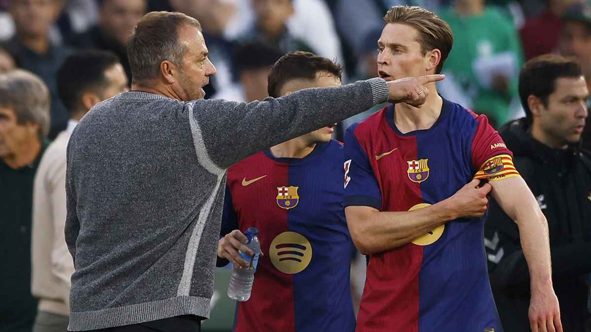 أكثر من مجرد مدرب.. "فليك" يمنح "دي يونغ" سترته خوفا عليه من البرد (فيديو)