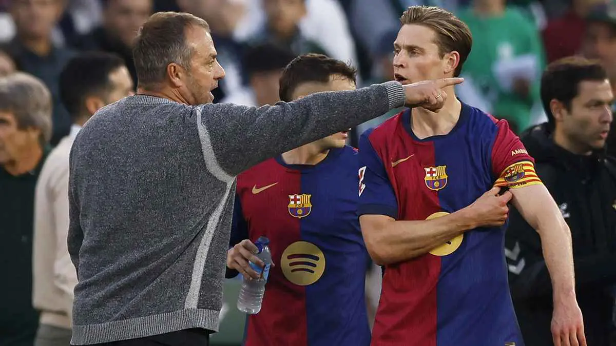 أكثر من مجرد مدرب.. "فليك" يمنح "دي يونغ" سترته خوفا عليه من البرد (فيديو)