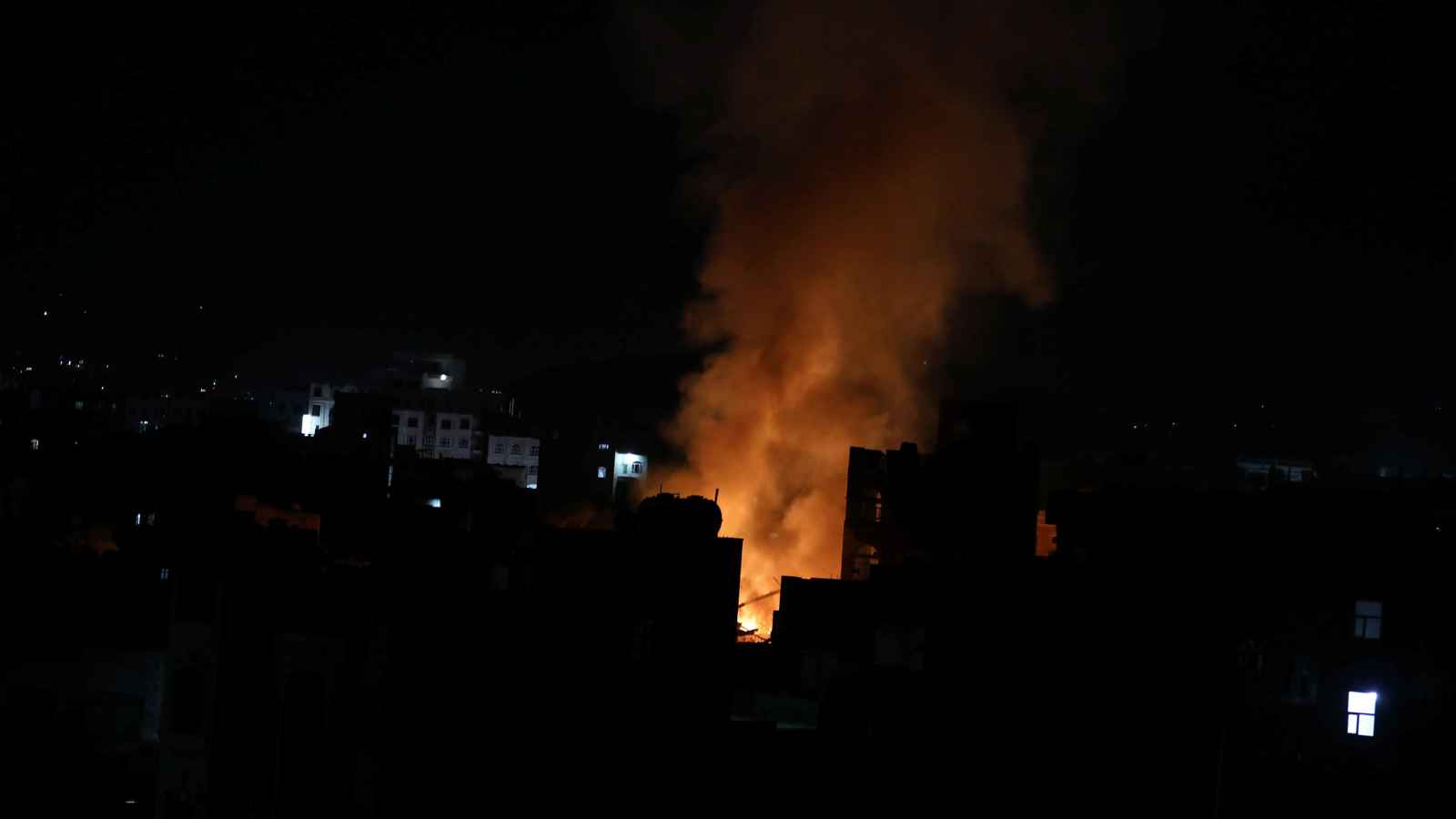 انفجارات غير مسبوقة.. تجدد الغارات الأمريكية على صنعاء وصعدة