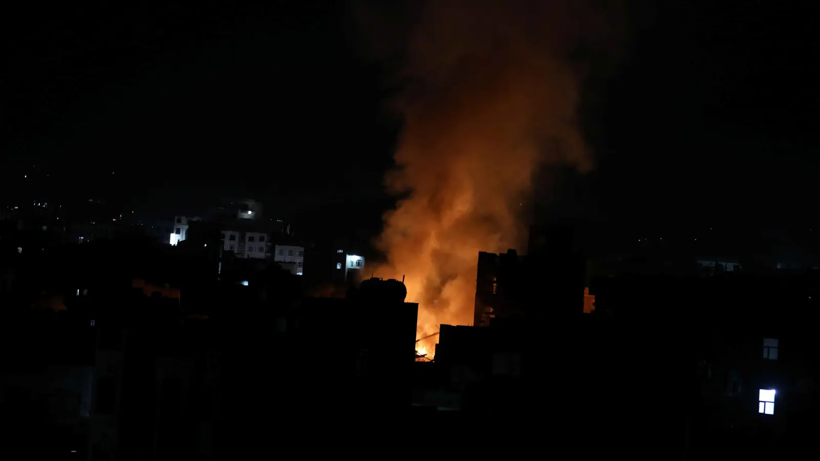 انفجارات غير مسبوقة.. تجدد الغارات الأمريكية على صنعاء وصعدة