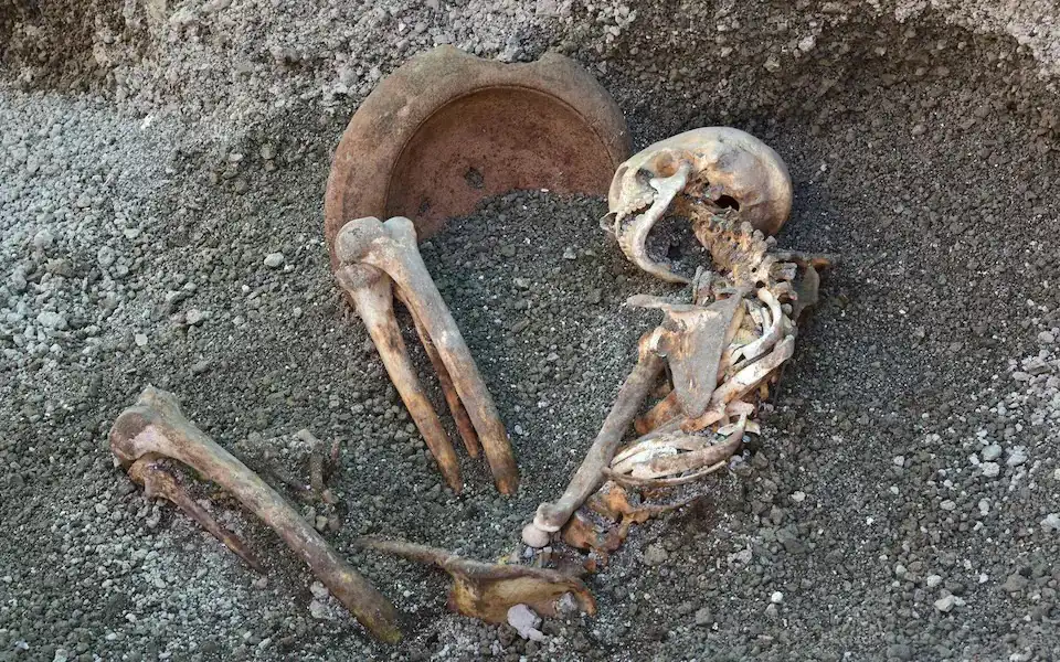 يشير الهيكل العظمي إلى أن الرجل كان يتألم بشدة عند وفاته