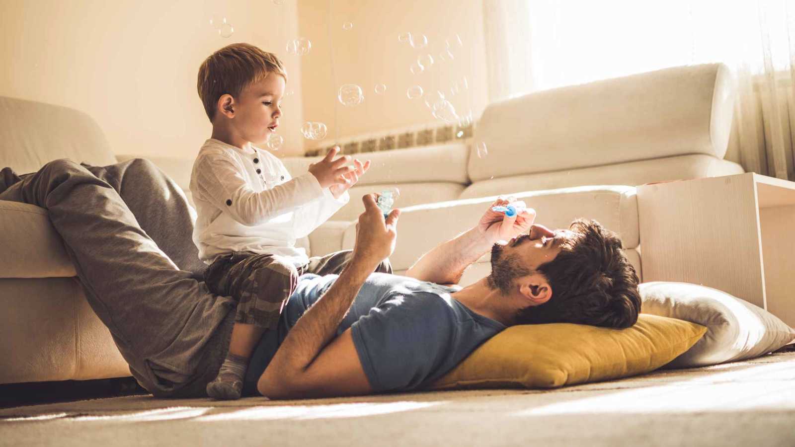 "التربية الأفقية".. حيلة الآباء الذكية للّعب أثناء الراحة