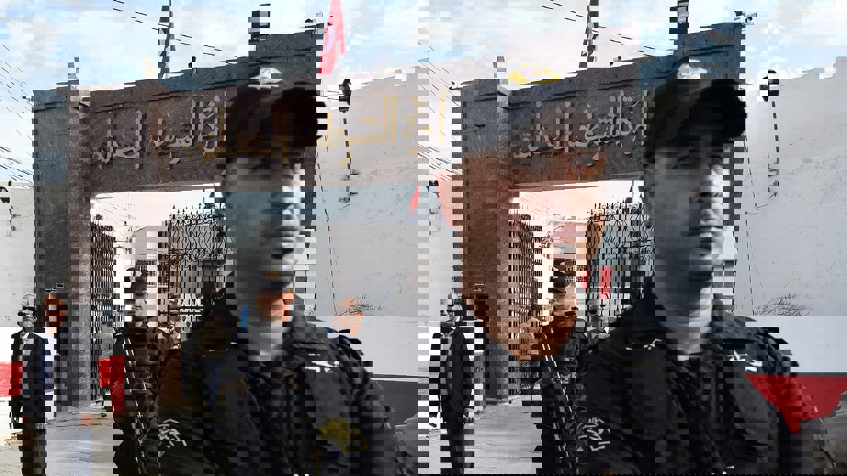 تونس تعلن نجاة وزير الداخلية من محاولة اغتيال وإحباط هجمات "إرهابية"