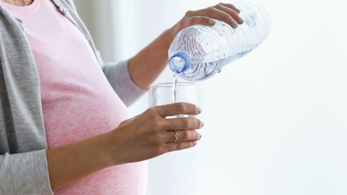 ما كمية الماء المثلى التي يجب شربها أثناء الحمل؟