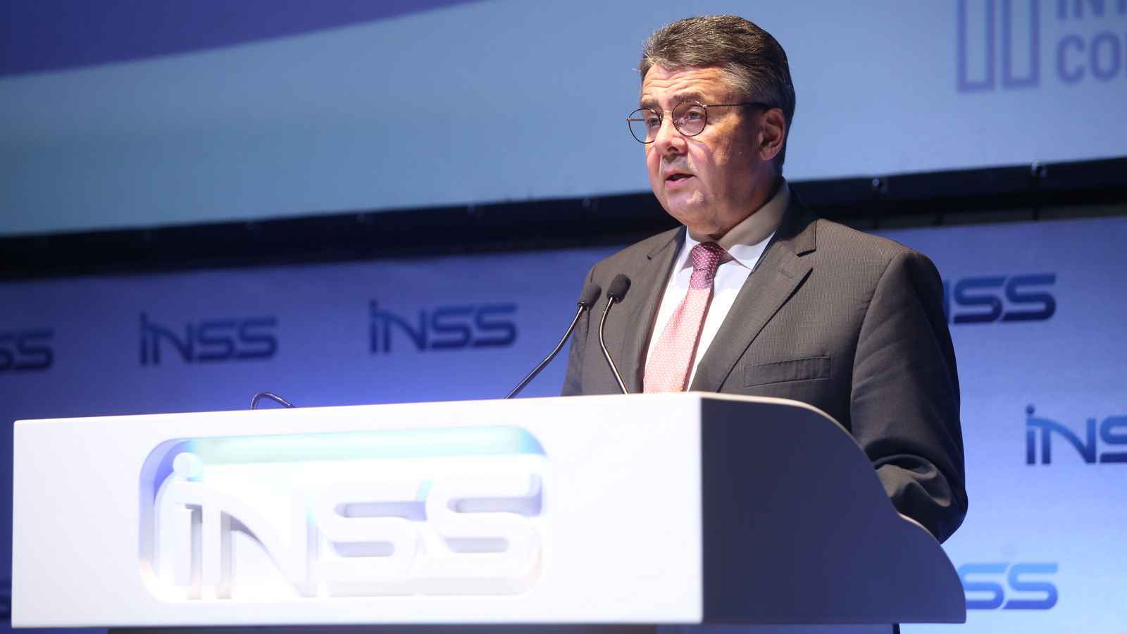 قائد "جسور الأطلسي" يحذر من "مليارديرات ترامب"