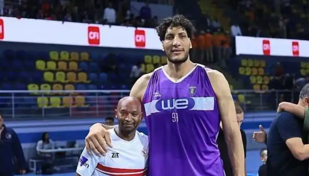 شيكابالا مع حمد فتحي لاعب الاتصالات