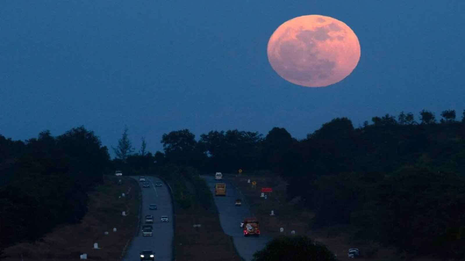 "مشاهد نادرة".. القمر العملاق الأخير في 2024 من الأرجنتين