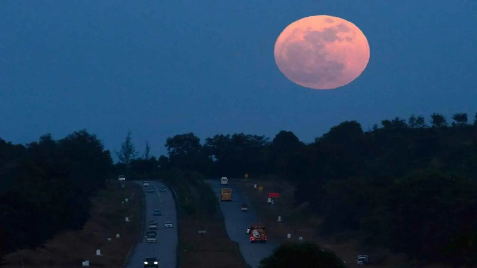 "مشاهد نادرة".. القمر العملاق الأخير في 2024 من الأرجنتين