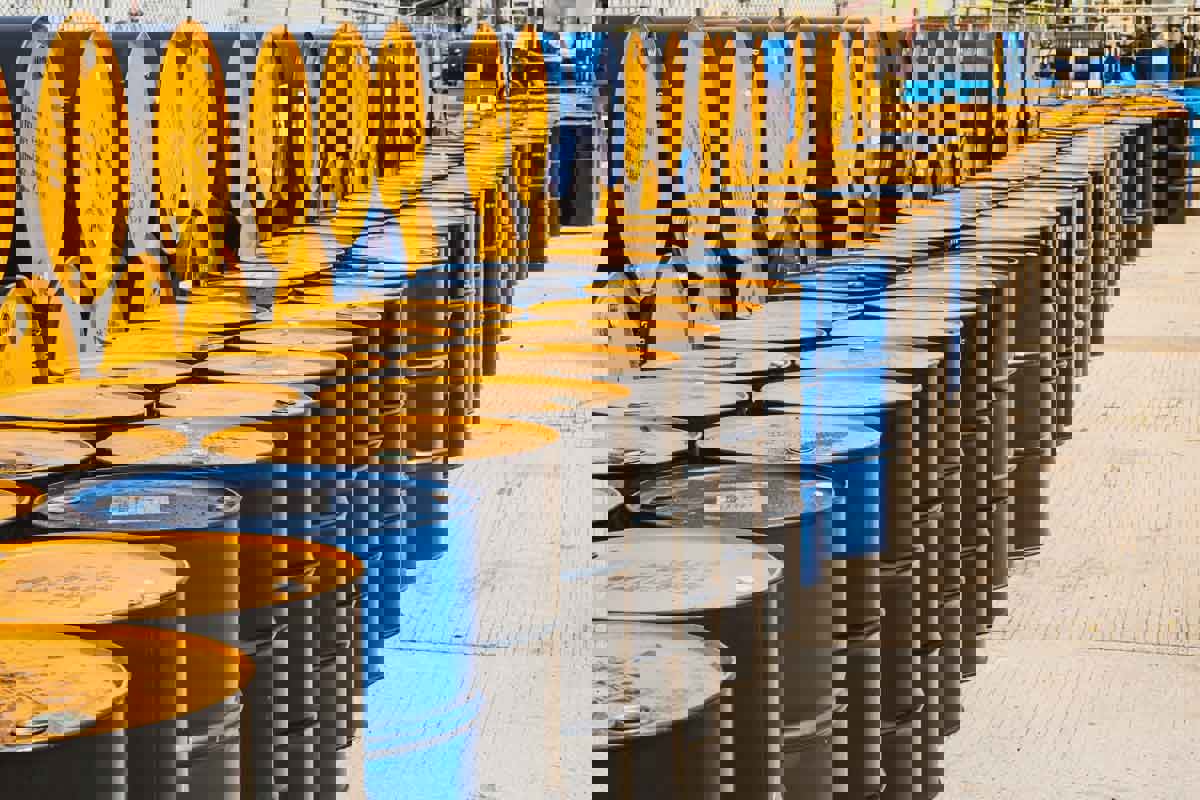 النفط يواصل التراجع وسط مؤشرات على ضعف الطلب