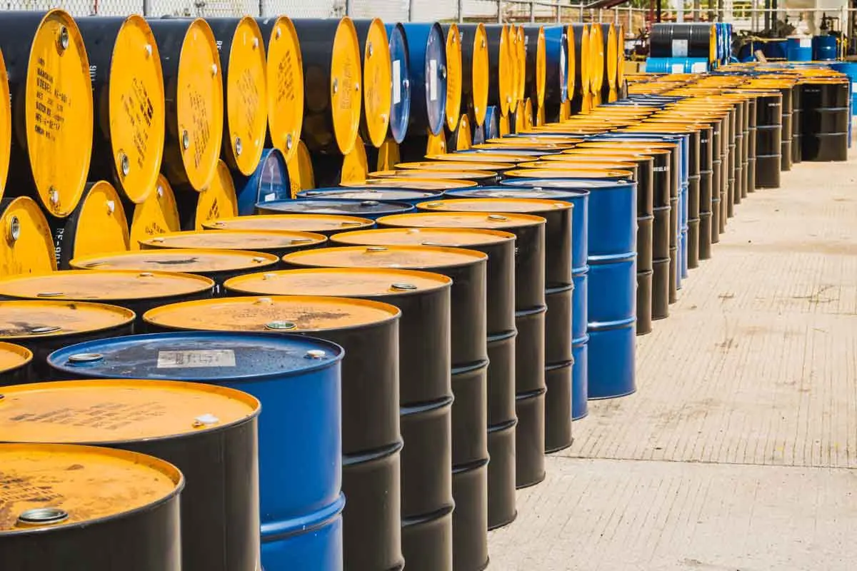 النفط يواصل التراجع وسط مؤشرات على ضعف الطلب