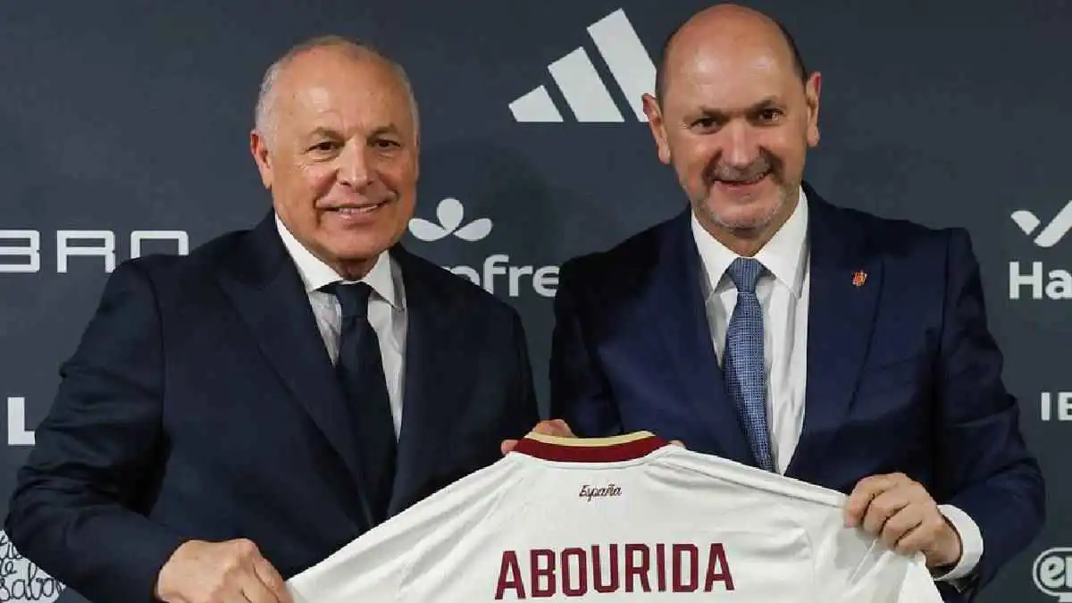 بعد أزمة الهتافات في لقاء مصر.. رد حاسم من رئيس الاتحاد الإسباني