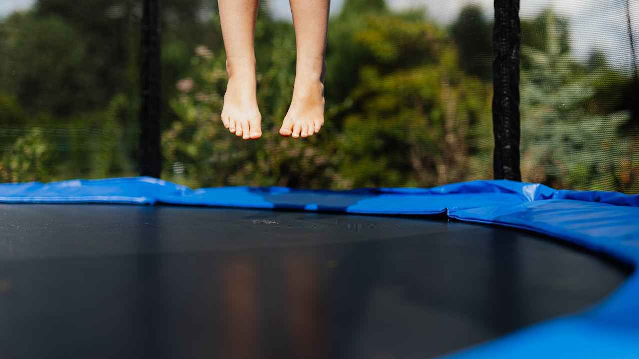 وفاة طفلة أُجبرها والداها أن تقفز على الترامبولين لساعات