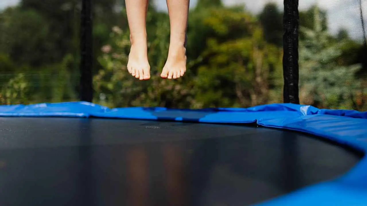 وفاة طفلة أُجبرها والداها أن تقفز على الترامبولين لساعات