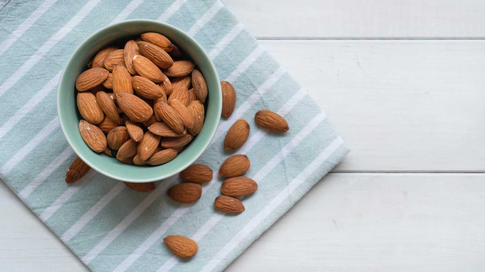 حفنة لوز يوميا تحسن ضغط الدم والسكر والدهون الثلاثية