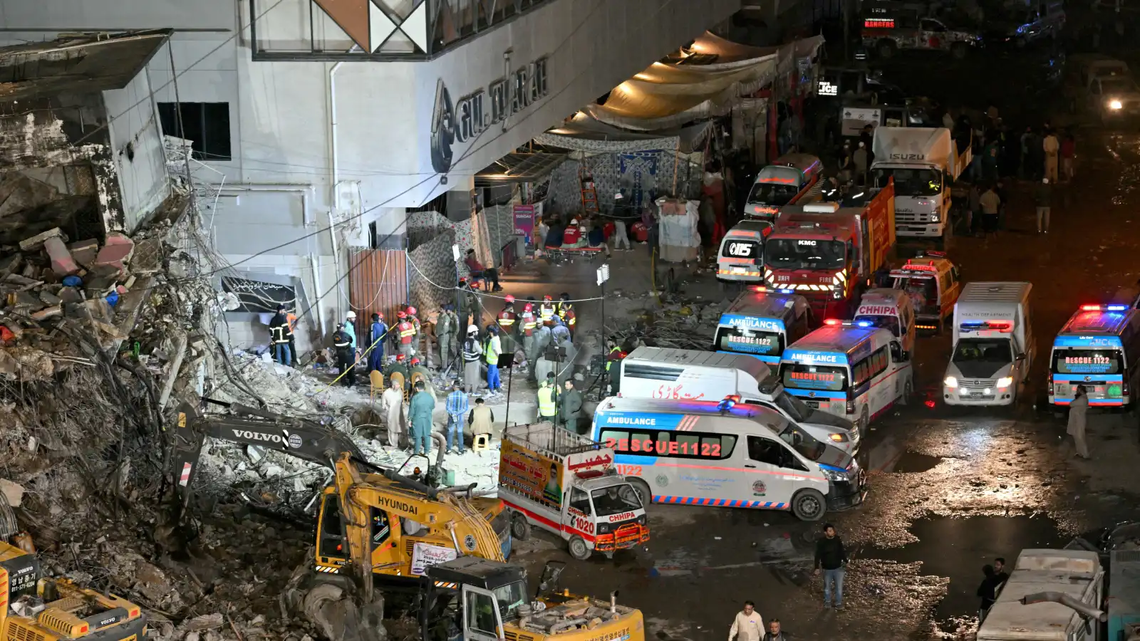 المجمع التجاري الذي تعرض للحريق في كراتشي