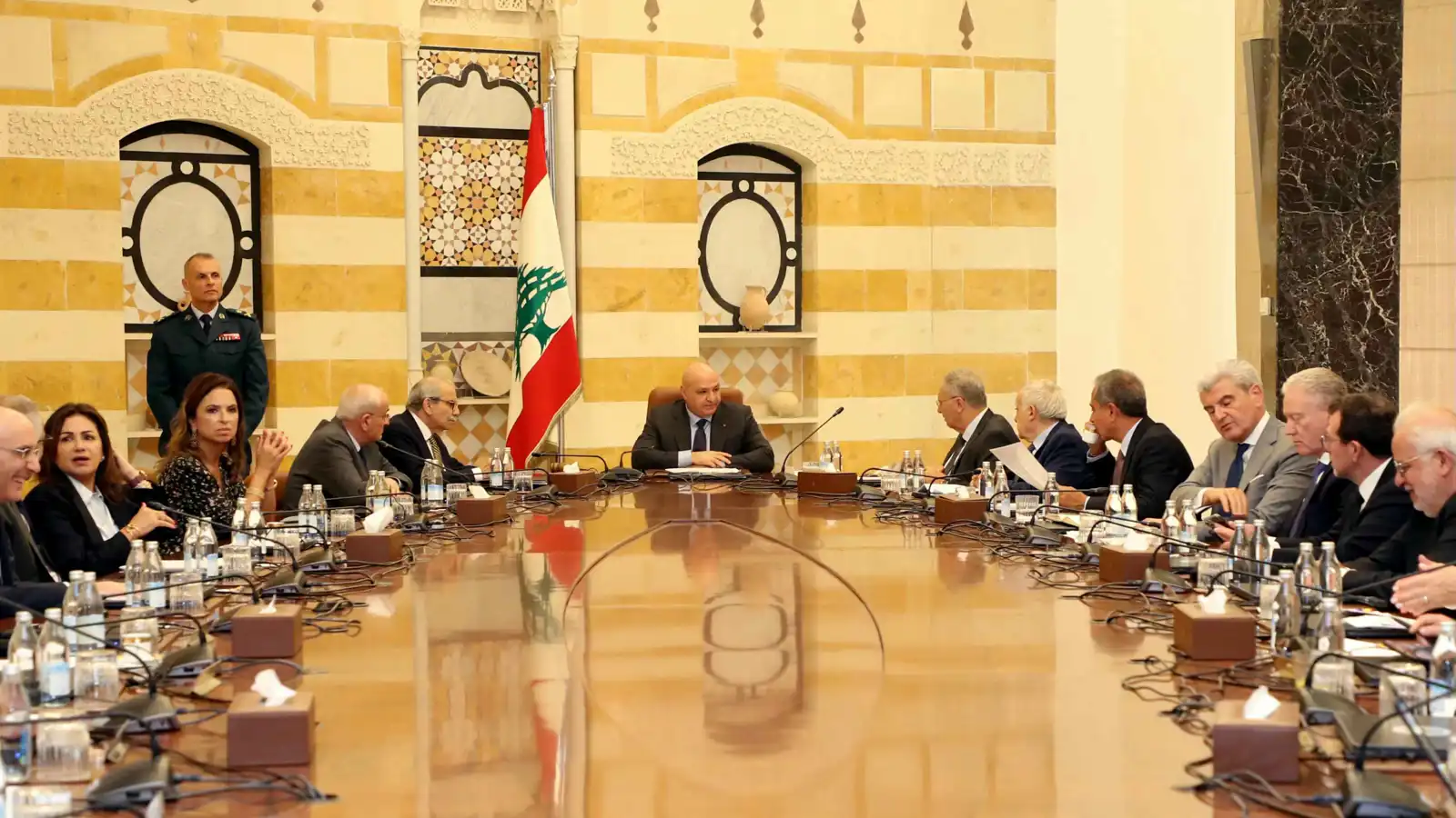 حكومة لبنان تتبنّى الخطة الأمريكية.. وانسحاب وزراء حزب الله