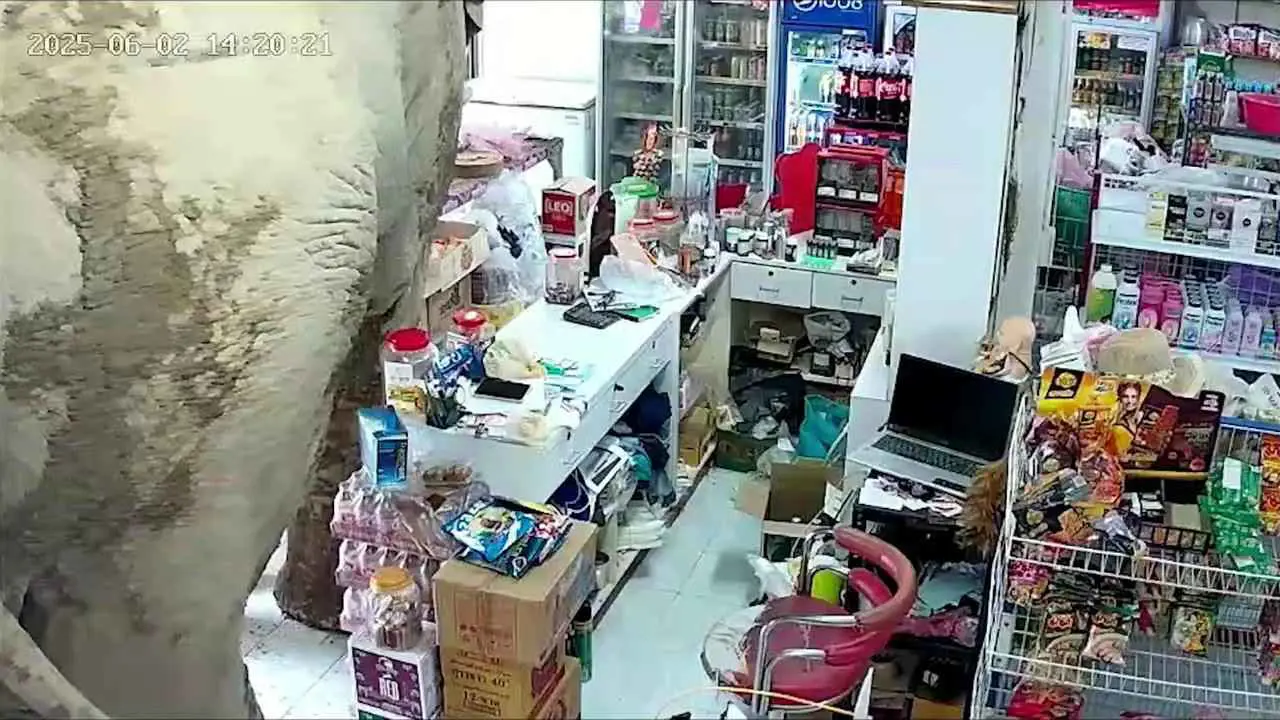 لأجل "الحلوى".. فيل يزن 4 أطنان يقتحم متجراً بتايلاند (فيديو)