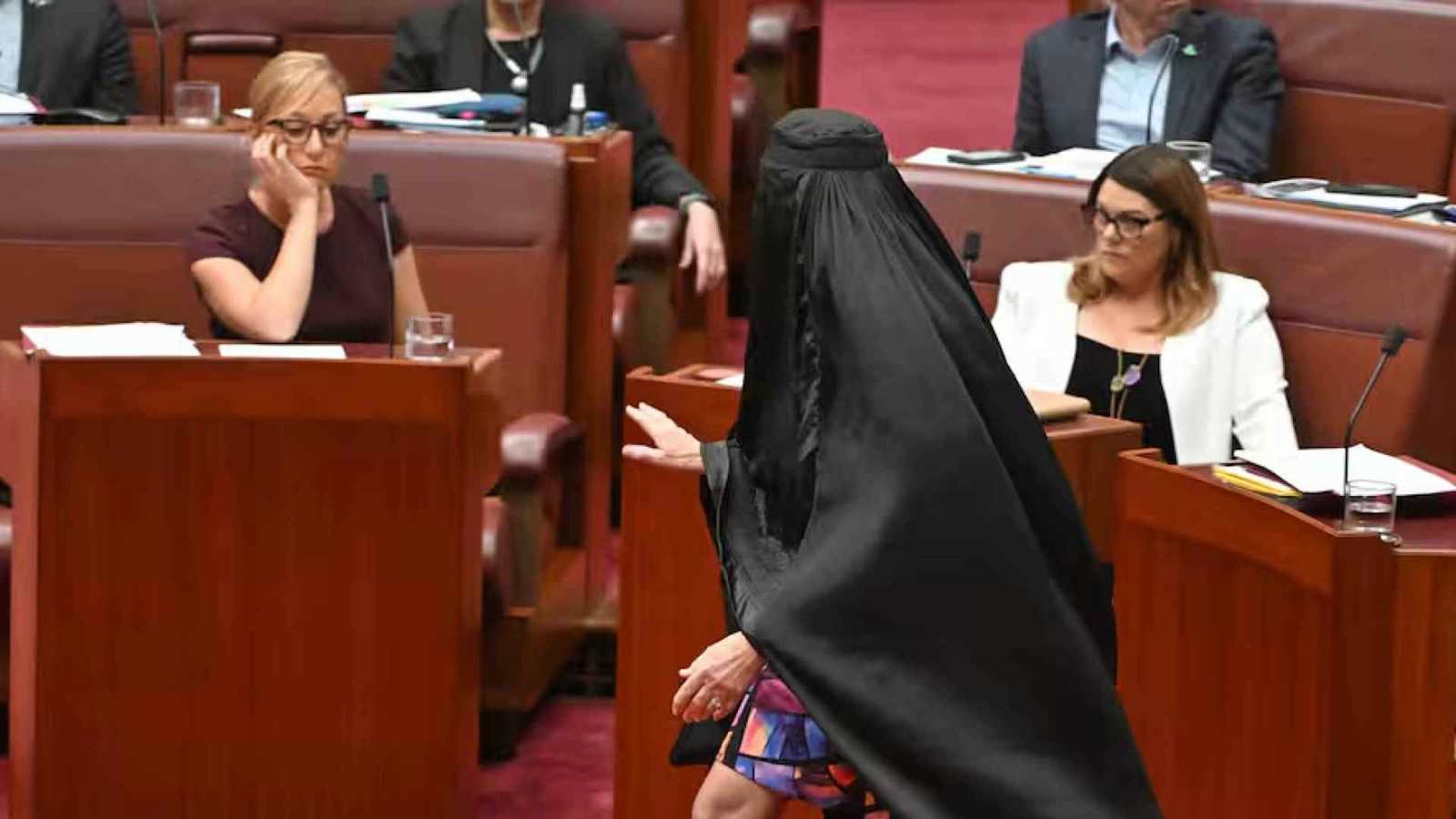 بعد ارتدائها النقاب.. منع عضوة مجلس شيوخ في أستراليا من دخول البرلمان