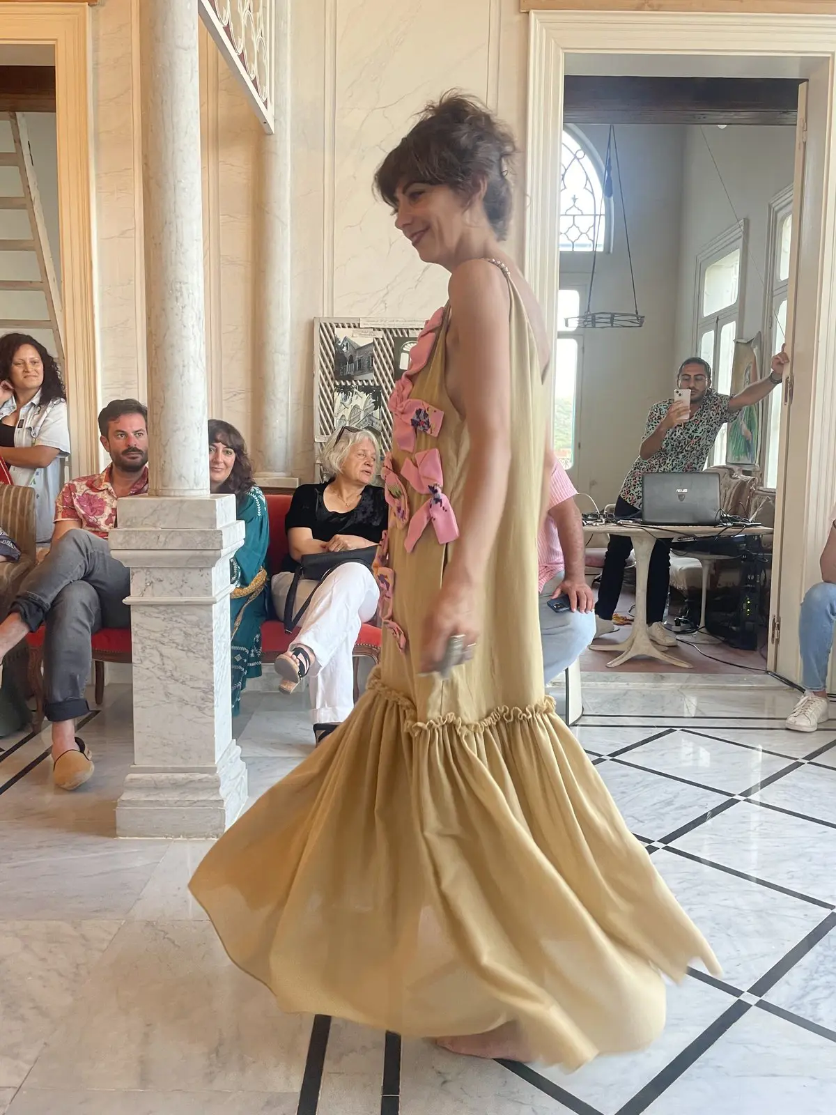 "لمسة" ريتا طانيوس.. عرض أزياء بمفهوم إعادة التدوير